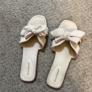 Pierre Dumas Women's Tan Bow Sandals